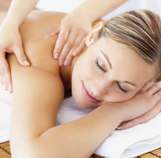 mulher recebendo massagem nas costas