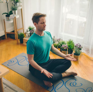 Homem fazendo meditação em casa