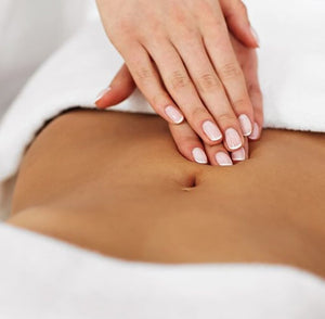 Mulher recebendo massagem modeladora na barriga
