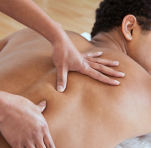 homem deitado recebendo massagem relaxante nas costas
