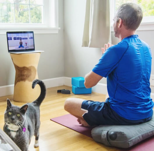 homem praticando yoga em casa
