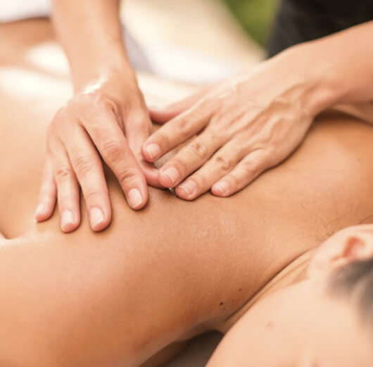 massoterapeuta com as mãoes nas costas da cliente para começar massagem relaxante