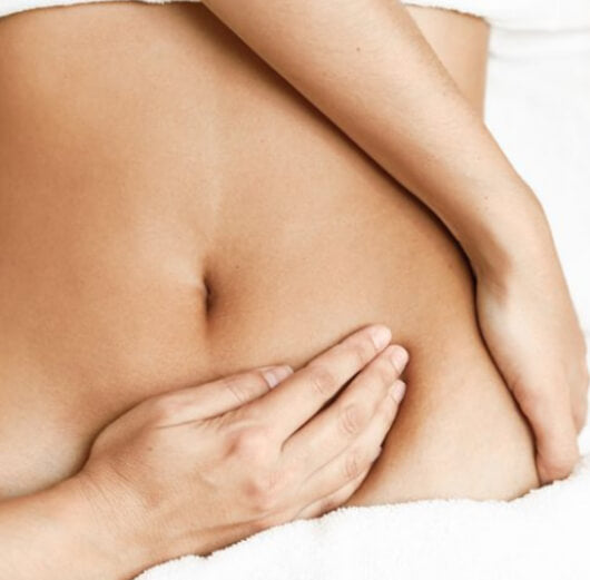 massoterapeuta recebendo massagem modeladora na barriga