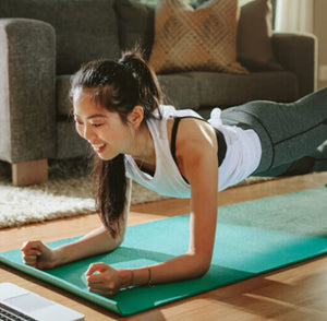 mulher praticando yoga online em casa