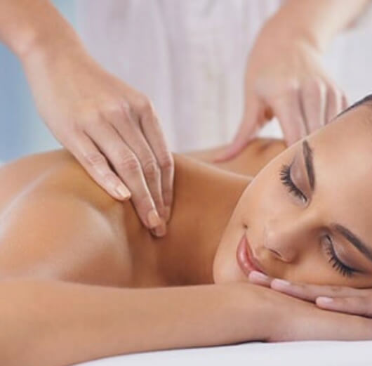 mulher recebendo massagem clássica nas costas