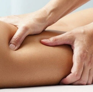 mulher recebendo massagem modeladora na perna