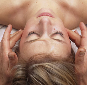 mulher recebendo massagem na cabeça