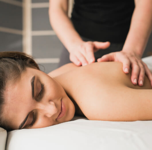 mulher recebendo massagem nas costas