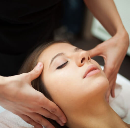 mulher recebendo massagem relaxante na cabeça
