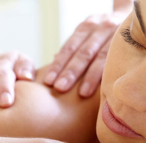 mulher recebendo massagem relaxante nos ombros