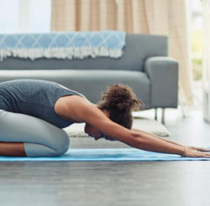 mulher se alongando em yoga mat