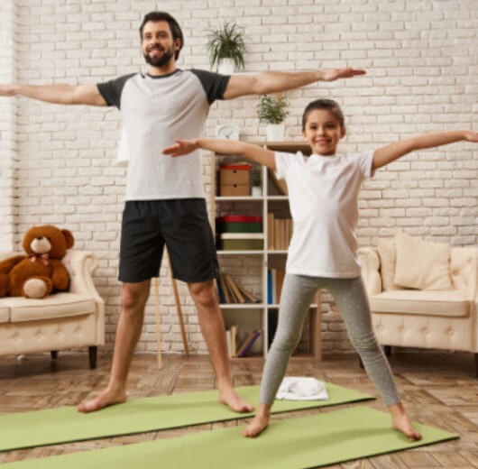 pai e filho fazendo yoga juntos
